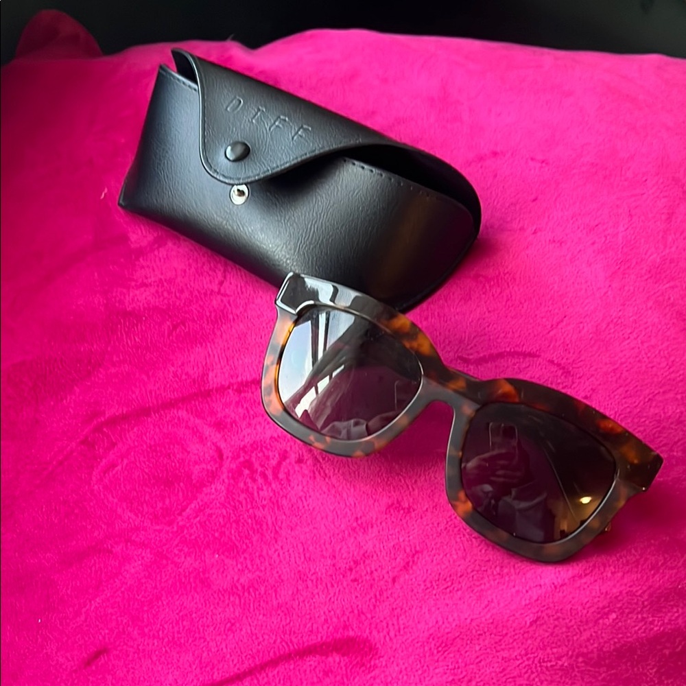 DIFF Carson Tortoise Shell Sunglasses with Black Case